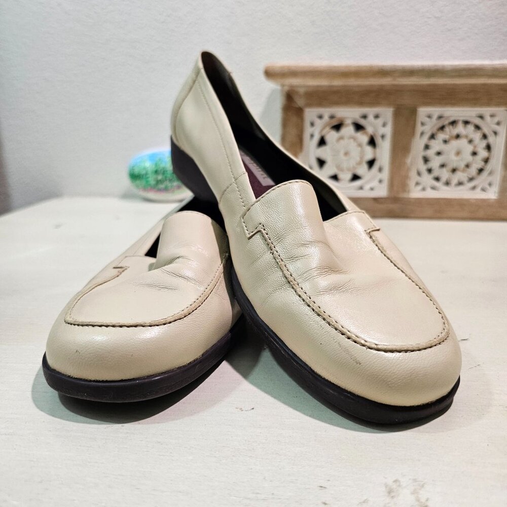Easy Spirit Womens Sz 9.5 Cream Leather Loafer Casual Comfort Shoes Preppy Work